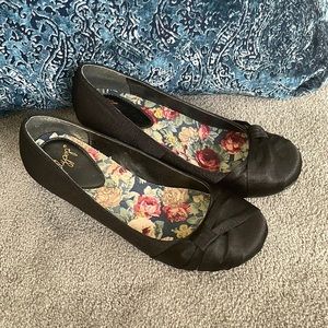 NWOB JELLYPOP “FOY” ROUND TOE SATIN PUMP in Black. Size 7M.